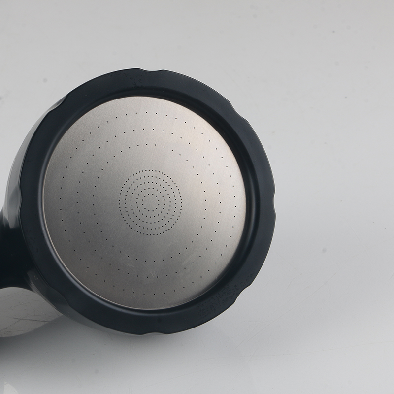 Ducha japonesa con cabezal abatible negro.