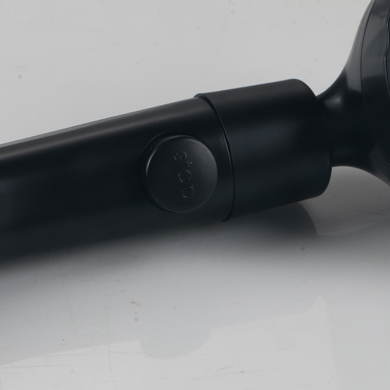 Ducha japonesa con cabezal abatible negro.